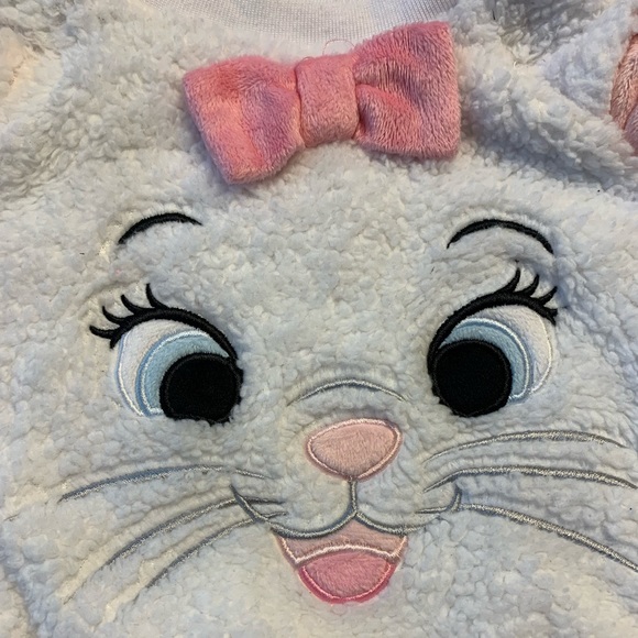 Disney’s Marie Pajama Set - Picture 7 of 14